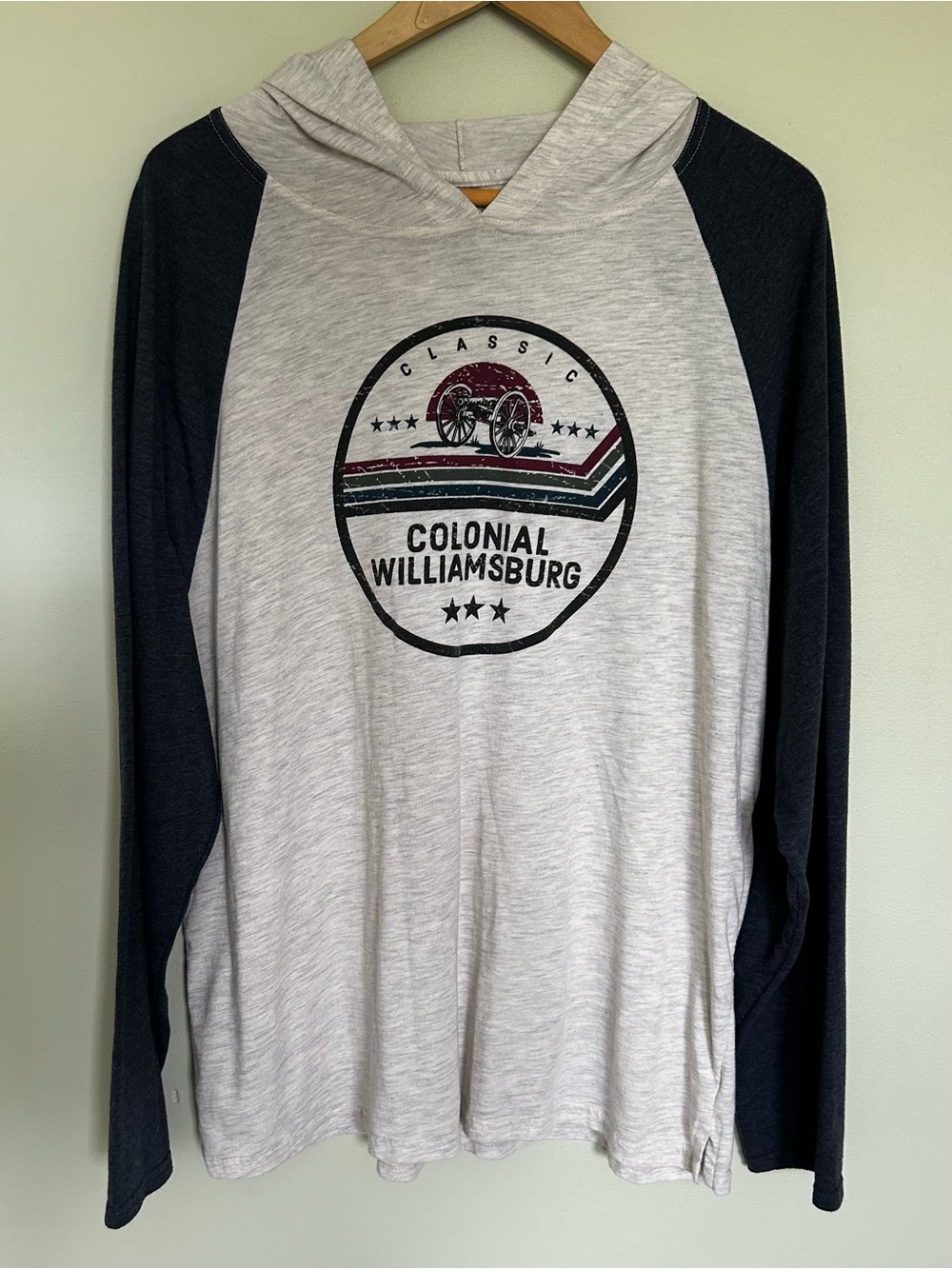 Colonial Williamsburg Long-Sleeved Shirt with Hood Size XL